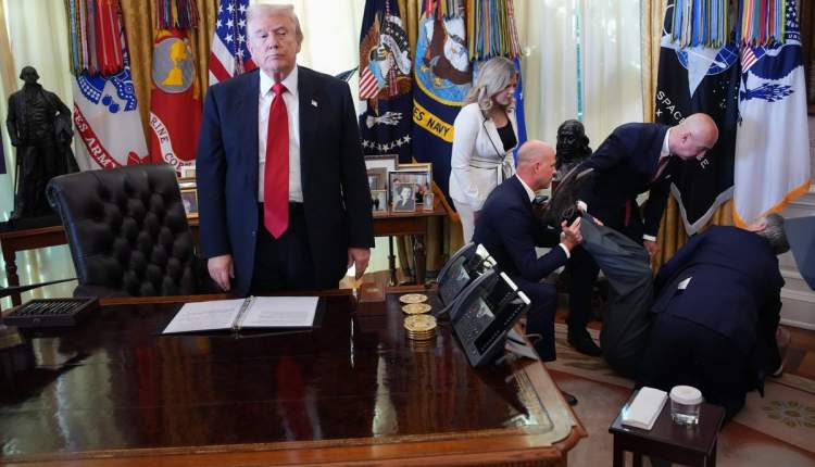 یکی از مدیران نوو نوردیسک در کنفرانس مطبوعاتی داروهای لاغری ترامپ از حال رفت! یکی از مدیران نوو نوردیسک در کنفرانس مطبوعاتی داروهای لاغری ترامپ از حال رفت!